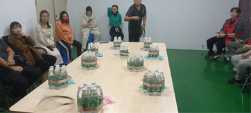 這家公司真土豪，套圈竟用現(xiàn)金當(dāng)禮品！