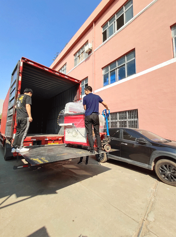 數(shù)控鉆孔機終于裝上車啦！